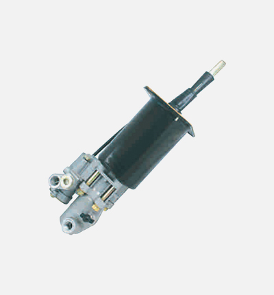 How does the energy efficiency of the clutch servo affect the power transmission efficiency of the entire vehicle?